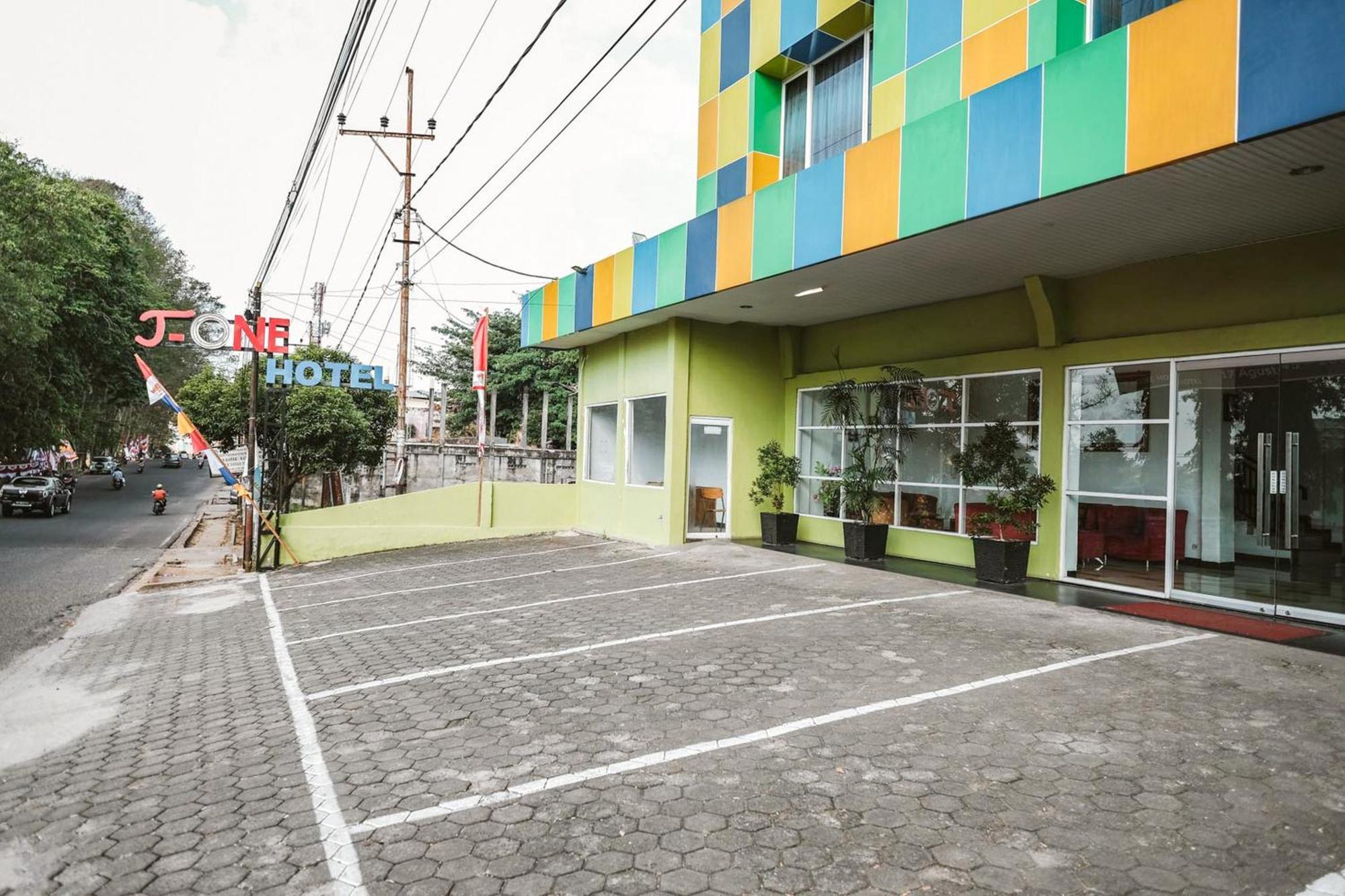 Reddoorz Premium At Hotel T-One Jambi Tanjungjohor Exterior photo