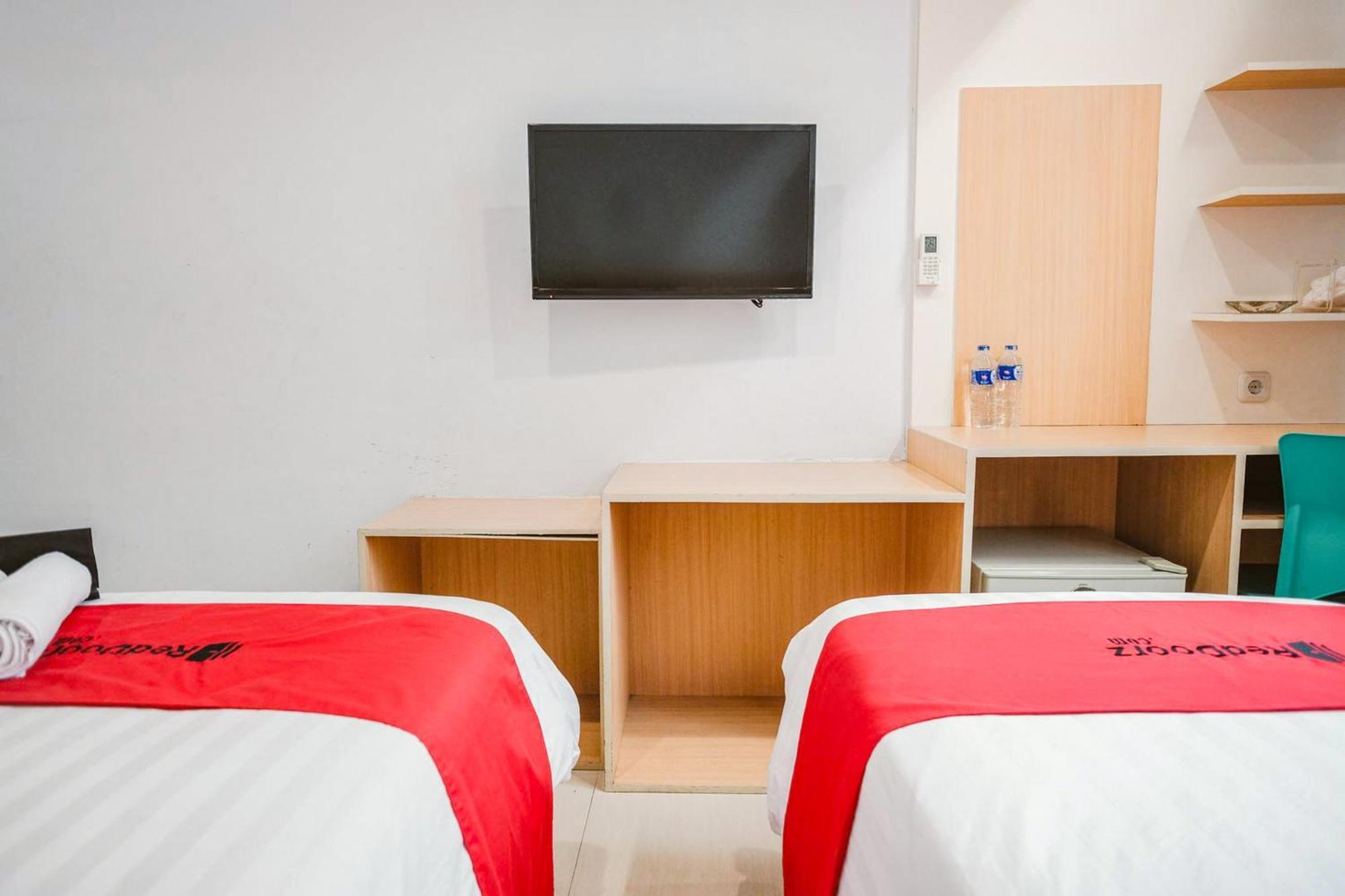 Reddoorz Premium At Hotel T-One Jambi Tanjungjohor Exterior photo